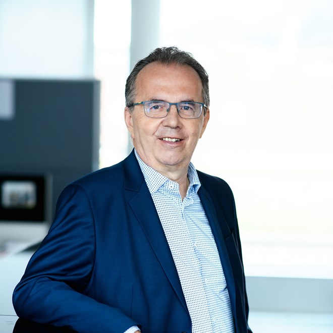 Hermann_Petz_082_quadrat.jpg (1)